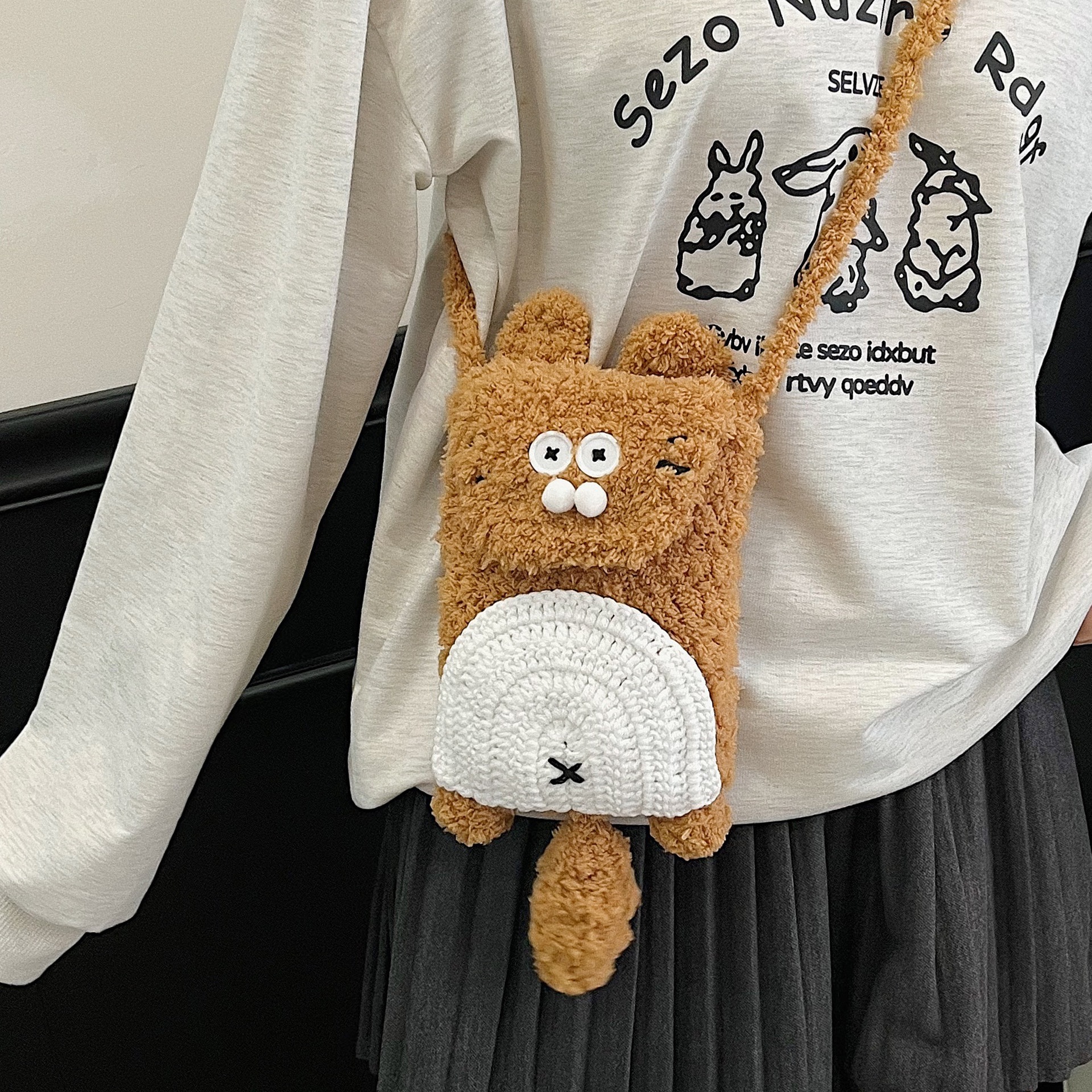 新款可爱毛绒绒斜挎包玩偶包通勤小众手机包毛线编织包包女生礼物