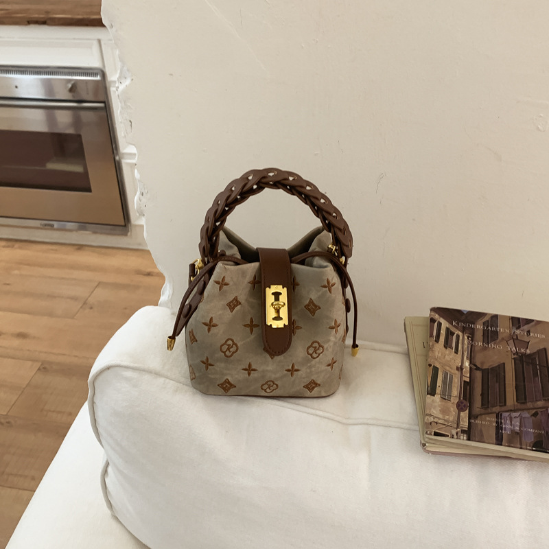 2026 New Luxury Monogram Shoulder Bag For Women Retro Versatile Crossbody Bag Niche Fashion Chain Woven Handbag - Thumbnail 4