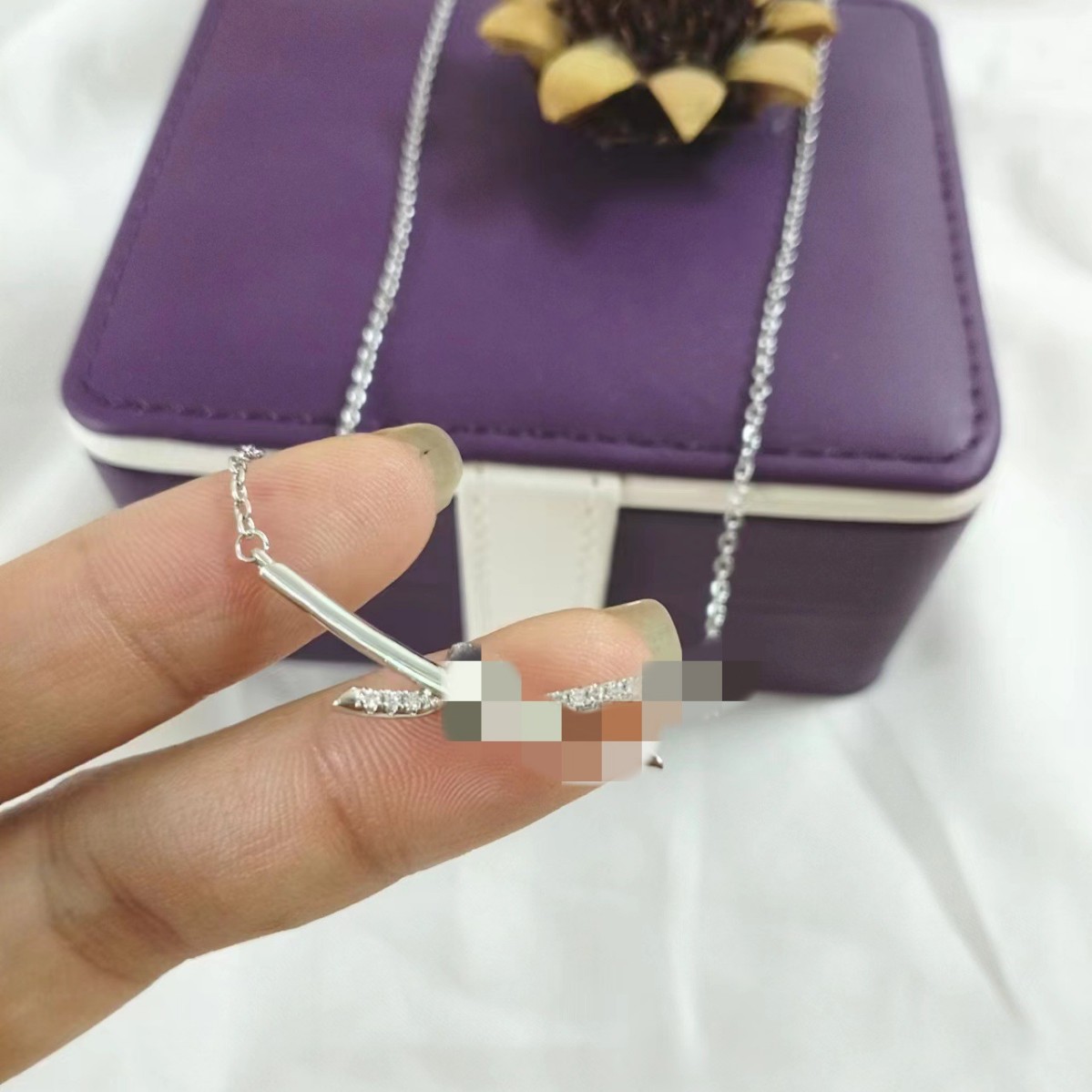 High Version T Knot Knot Necklace with Diamond Half Full Diamond Neck Chain All-match Fashion V Clavicle Chain Jewelry Fashion Beautiful