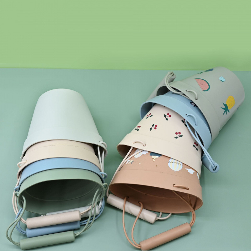 Los fabricantes venden al por mayor cubos de playa, cubos de pesca, cubos de plástico, juguetes para niños