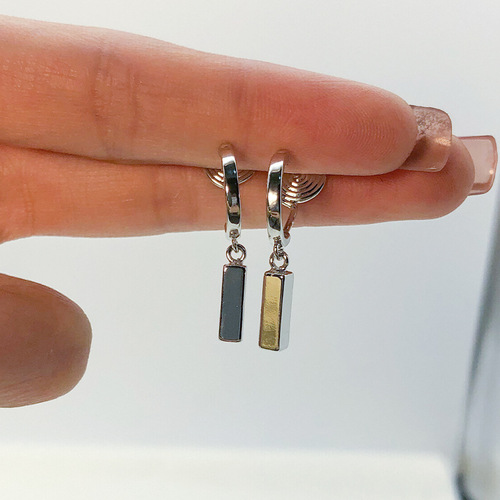 Stylish and simple mosquito-repellent disc ear clip without piercing, small metal pendant, 925 silver needle personalized earrings, versatile for commuting