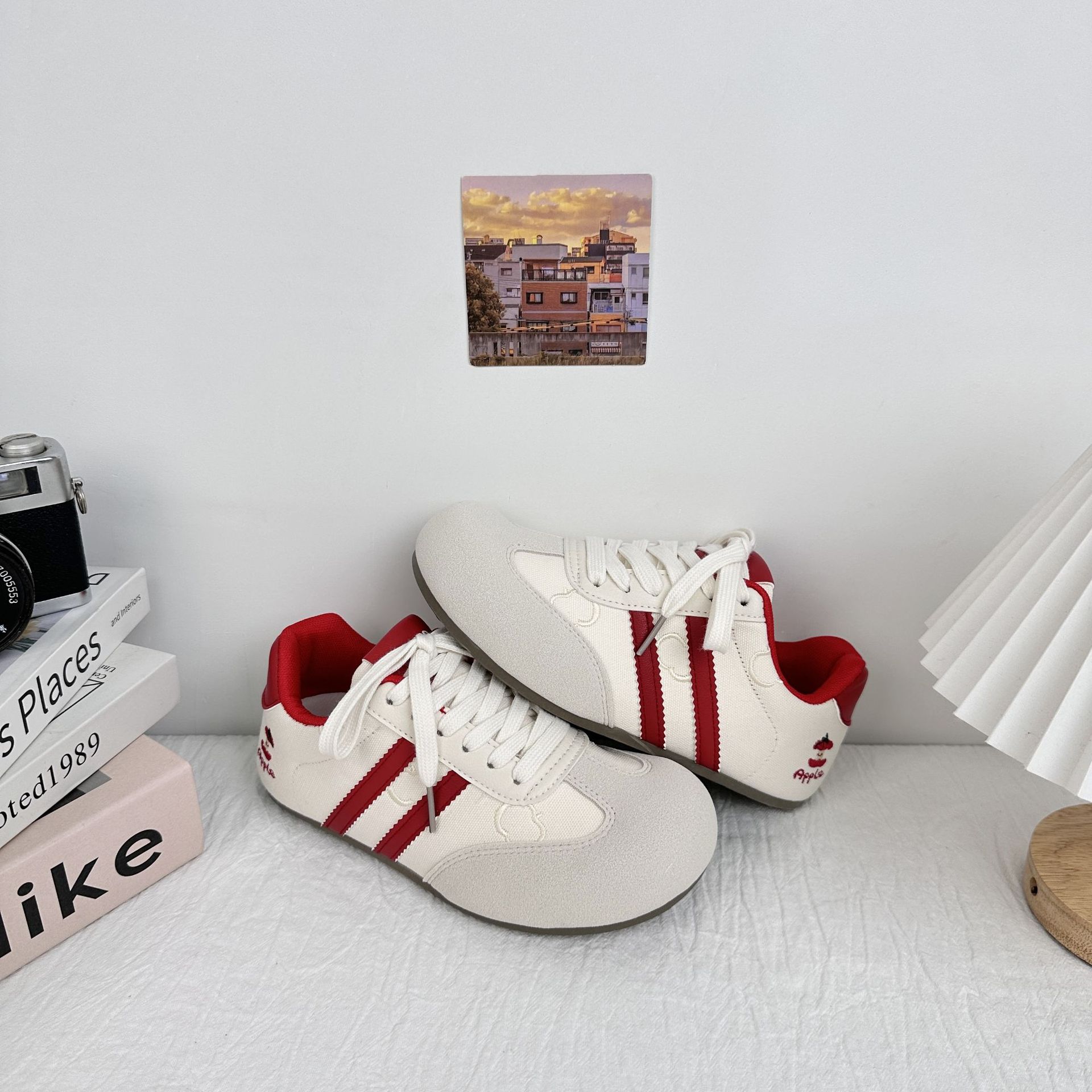 Zapatos de skate de moda de larga onda para mujeres Zapatos de entrenamiento de estilo universal 2025 nuevos zapatos casuales de nicho para mujeres zapatos blancos