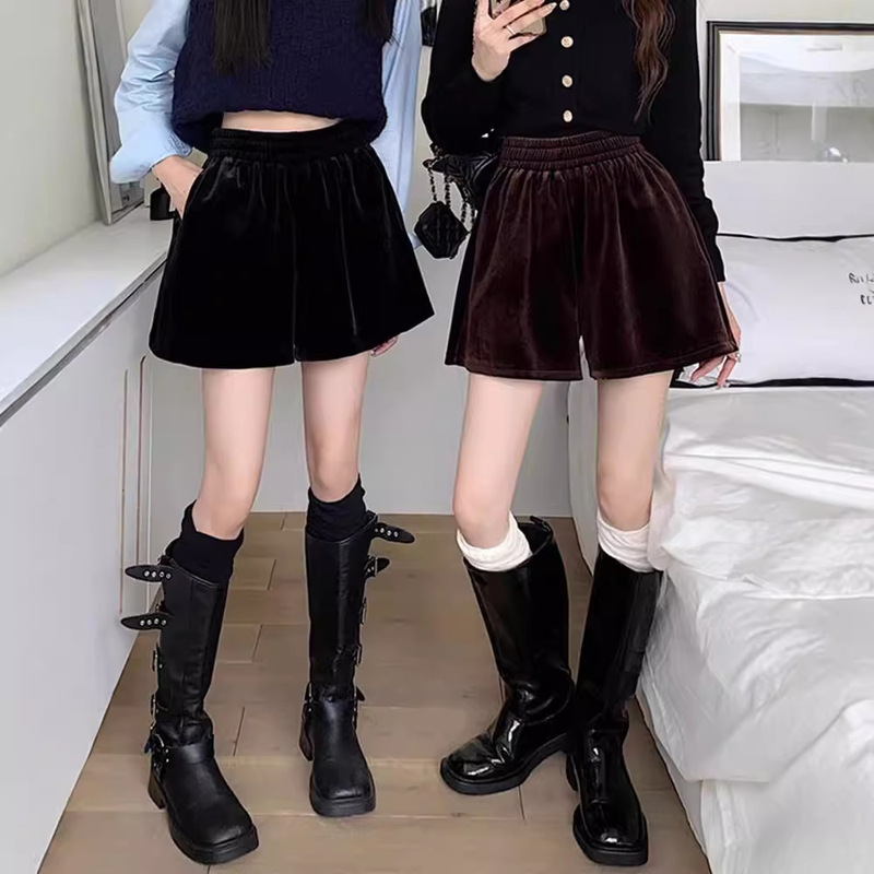 Golden Velvet Shorts Women's Winter Outer Wear 2024 New Autumn Black European Casual Loose Tight Waist A- Shoe Pants