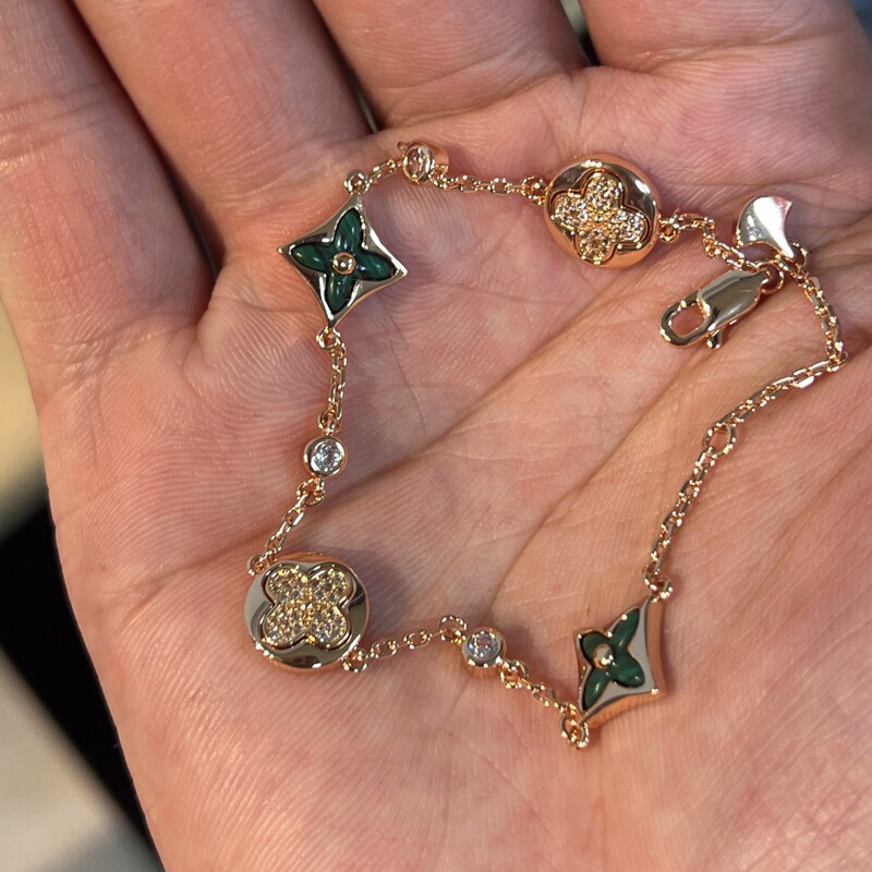 "Summer Mint" Four-Leaf Clover Diamond-Shaped Malachite Bracelet Plated with 18K Rose Gold, Light Luxury and High-End Jewelry "Summer Mint" Four-Leaf Clover Diamond-Shaped Malachite Bracelet Plated with 18K Rose Gold, Light Luxury and High-End Jewelry