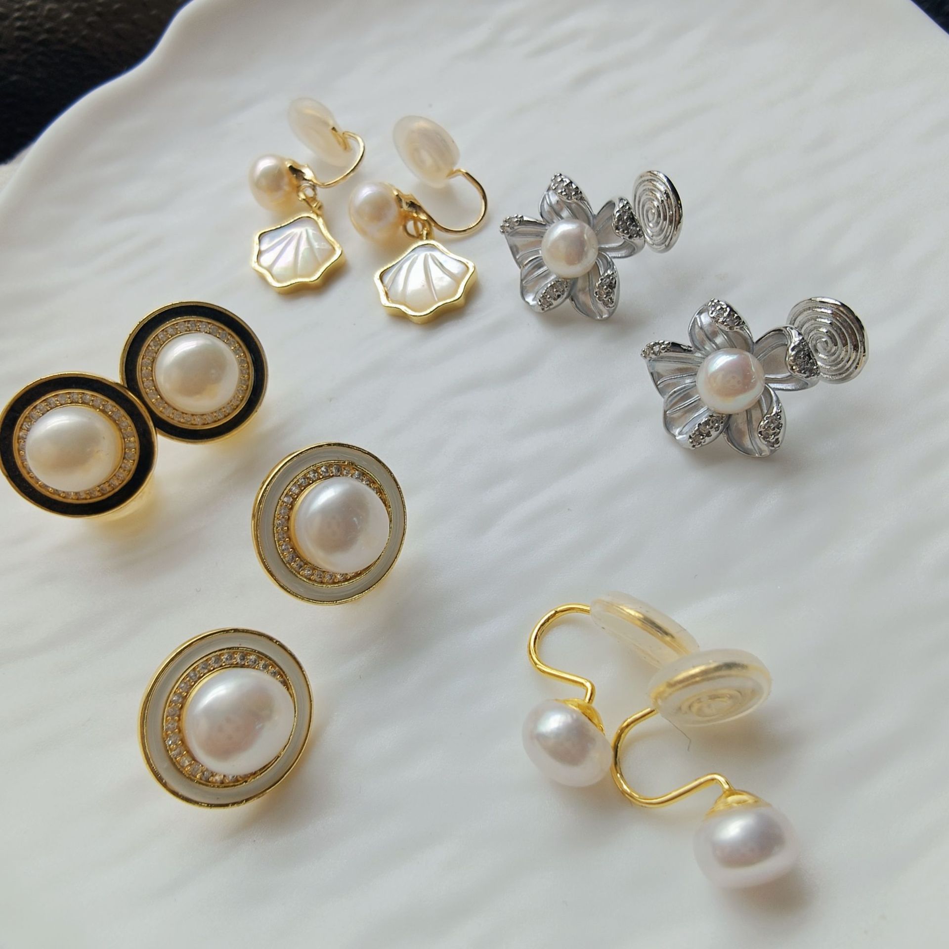 Zhuji Natural Pearl Ear Clips, French-style niche cool and elegant enamel flower design with diamond-encrusted pearls, non-pierced ear clip style