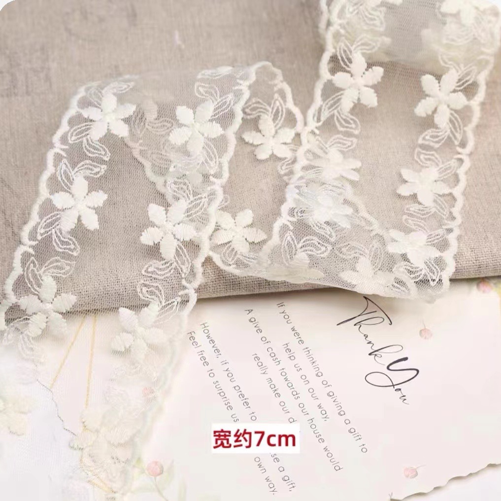 7cm 양면 흰색 꽃, 시작 크기는 5야드(전체 롤은 33야드)입니다.