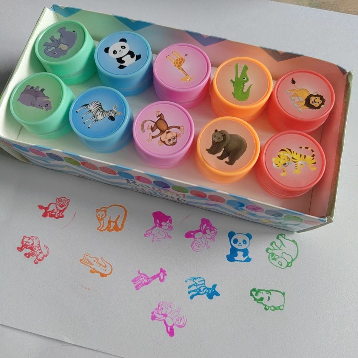 10 Día del niño juguete sello traje papelería dibujos animados lindo pequeño dinosaurio animal kindergarten recompensa sello atómico