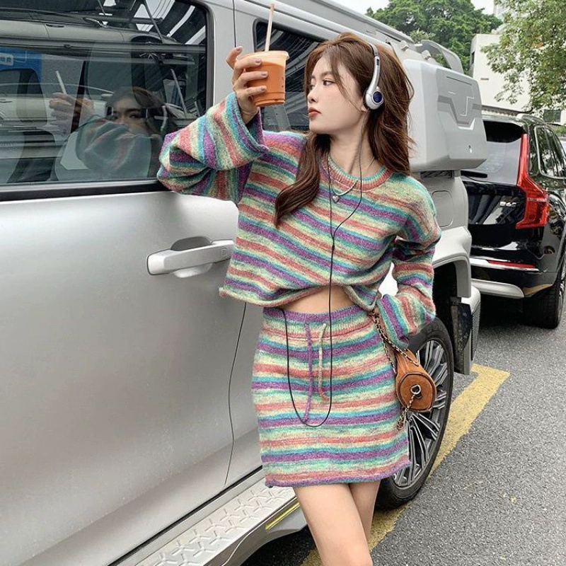 Модный вязаный модный костюм в радужную полоску, женский осенне-зимний новый сладкий пряный короткий свитер для похудения, короткая юбка на шнурке, комплект из двух предметов