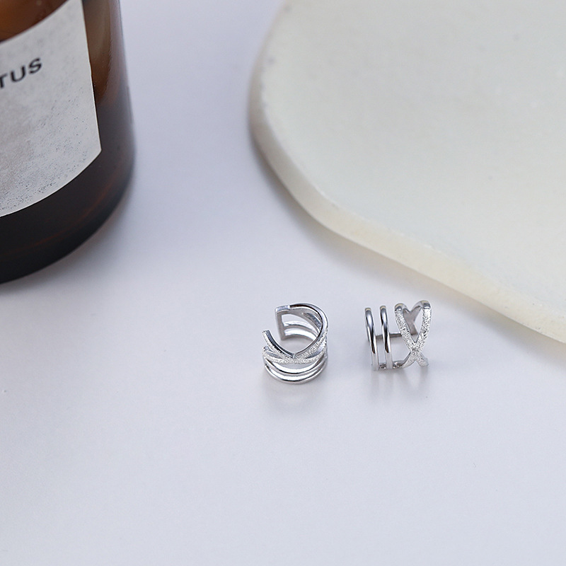 Clip de oreja cruzado con textura brillante, estilo europeo de múltiples capas, sin perforación