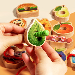 子供の木製毛虫は縄を着てビーズを作ります。