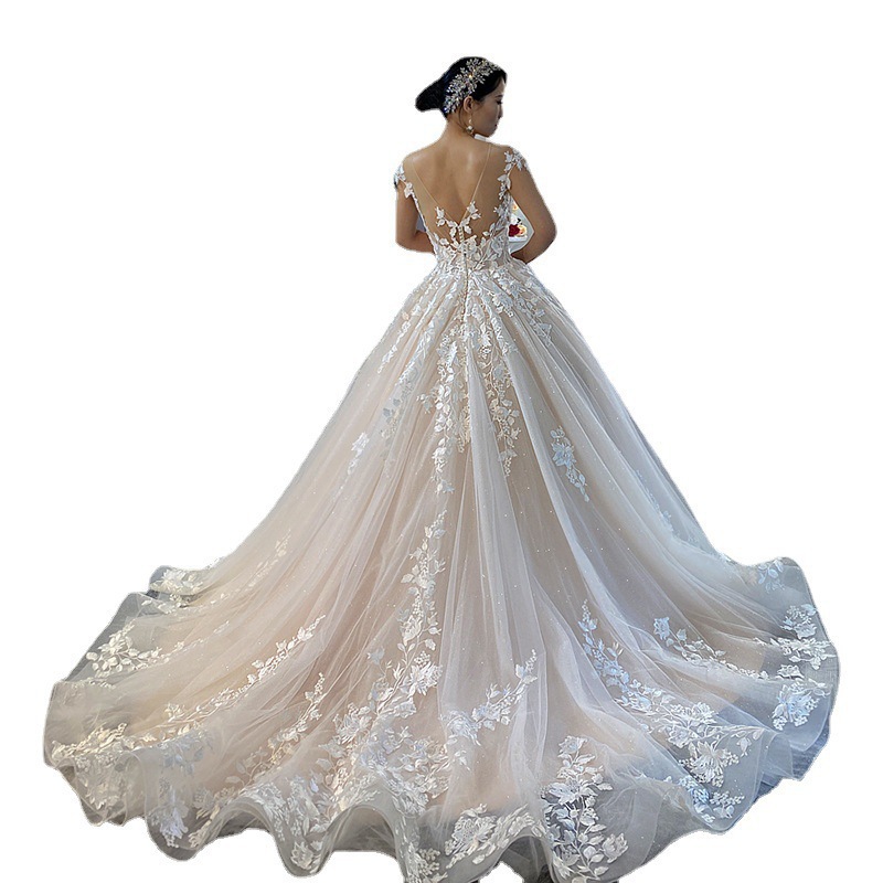 Vestido de novia estilo francés, nuevo modelo 2026, elegante estilo forestal, encaje blanco, escote en V profundo, vestido de novia de princesa ultra-romántico y de ensueño.