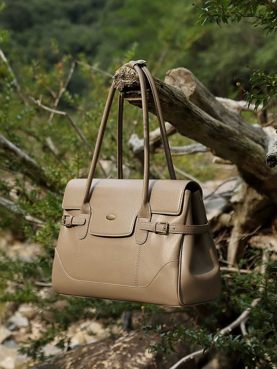 Leather capacious retro one-shoulder bag, cowhide, genuine leather