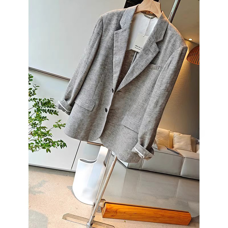 Can hold a linen suit for a lifetime!! Yarn-dyed soft linen jacket, small profile is excellent