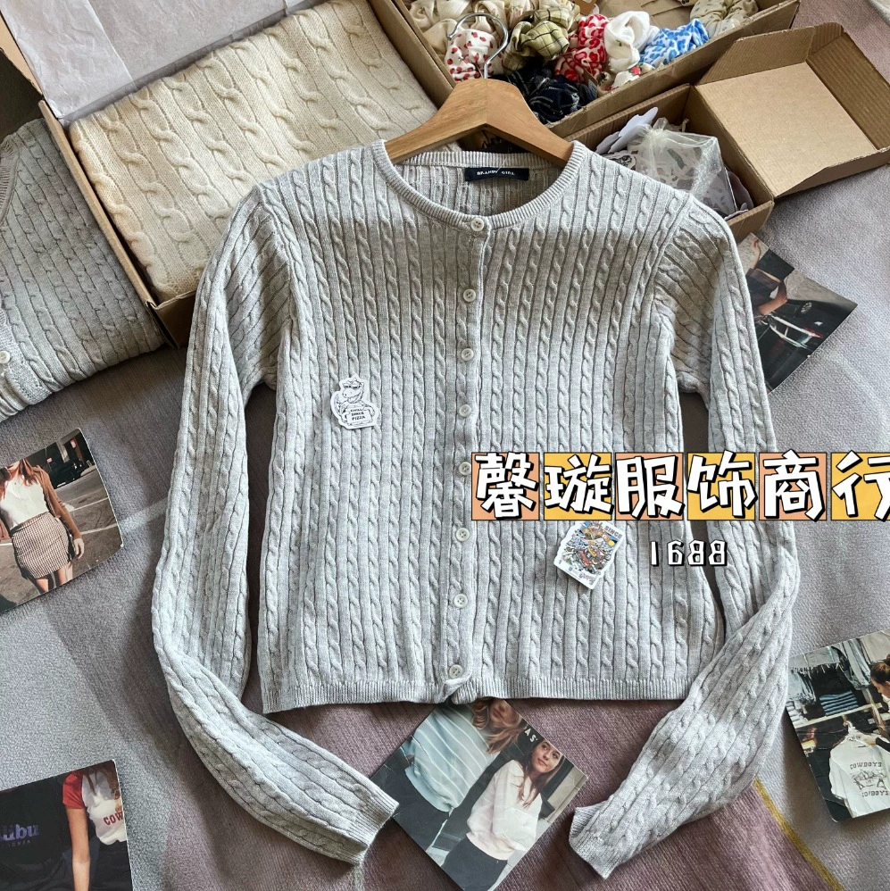 Кардиган-свитер, slim fit, белый пин с косичкой/косой детали, один размер, изделие из вязаного узором трикотажа