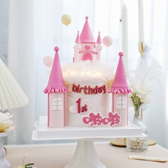 ネットの赤い立体の夢幻城のケーキの装飾は童話の王子の王女の誕生日のケーキを飾ってプラグインを飾って並べます。