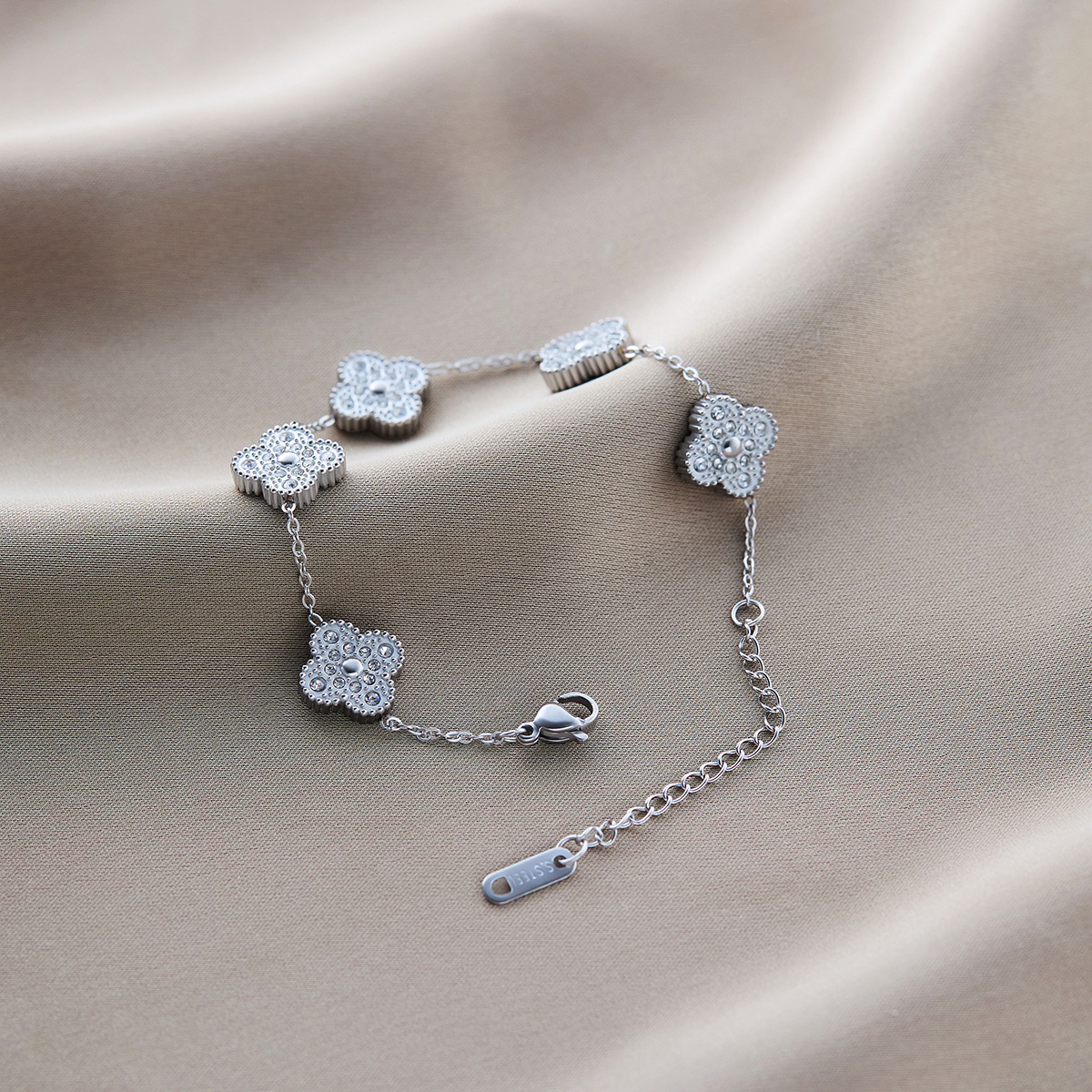 温鑑は色を落とさないで越境してよく売れているチタン鋼のブレスレットの女性の五葉の草はダイヤモンドのins風の個性の18kの真空の電気めっきを入れます。