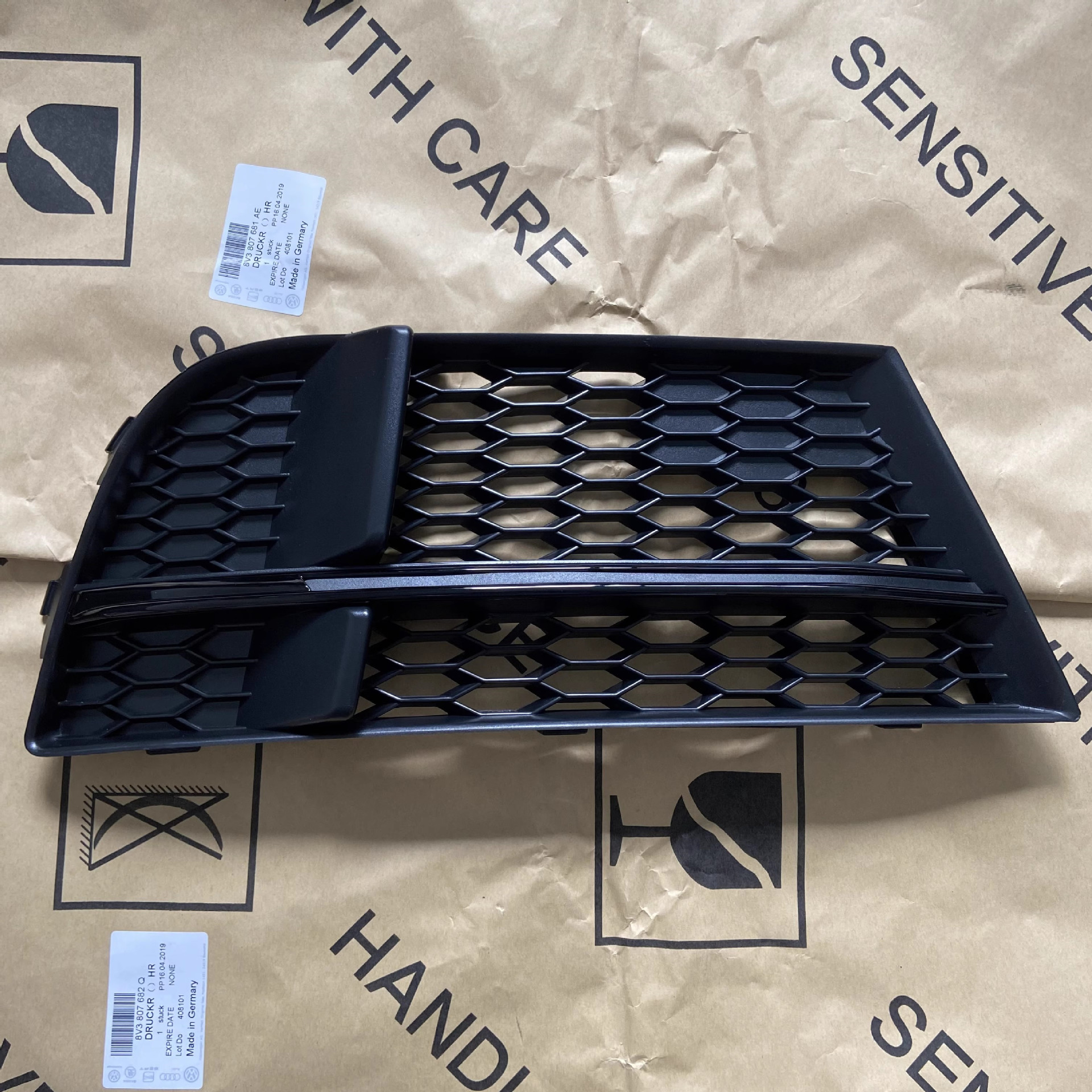 Suitable for Audi S3 fog lamp frame 2017-2020A38V modified S3 fog lamp cover honeycomb grille lower bar net