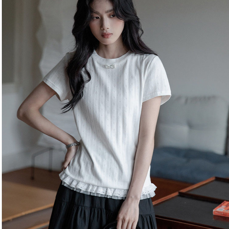 French-Style White Straight-Shoulder T-Shirt for Women with Lace Trim, Short Sleeves, Summer Lace Hem, Waist-Cinching, Slimming, Beautiful Blouse