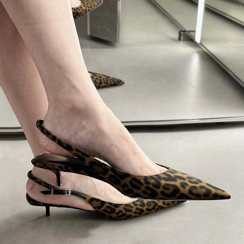 Версия из овчины ~ нишевые босоножки на высоком каблуке из натуральной кожи с леопардовым принтом и острым носком для женщин, маленькие сандалии и тапочки на среднем каблуке с французским носком и кошачьим каблуком