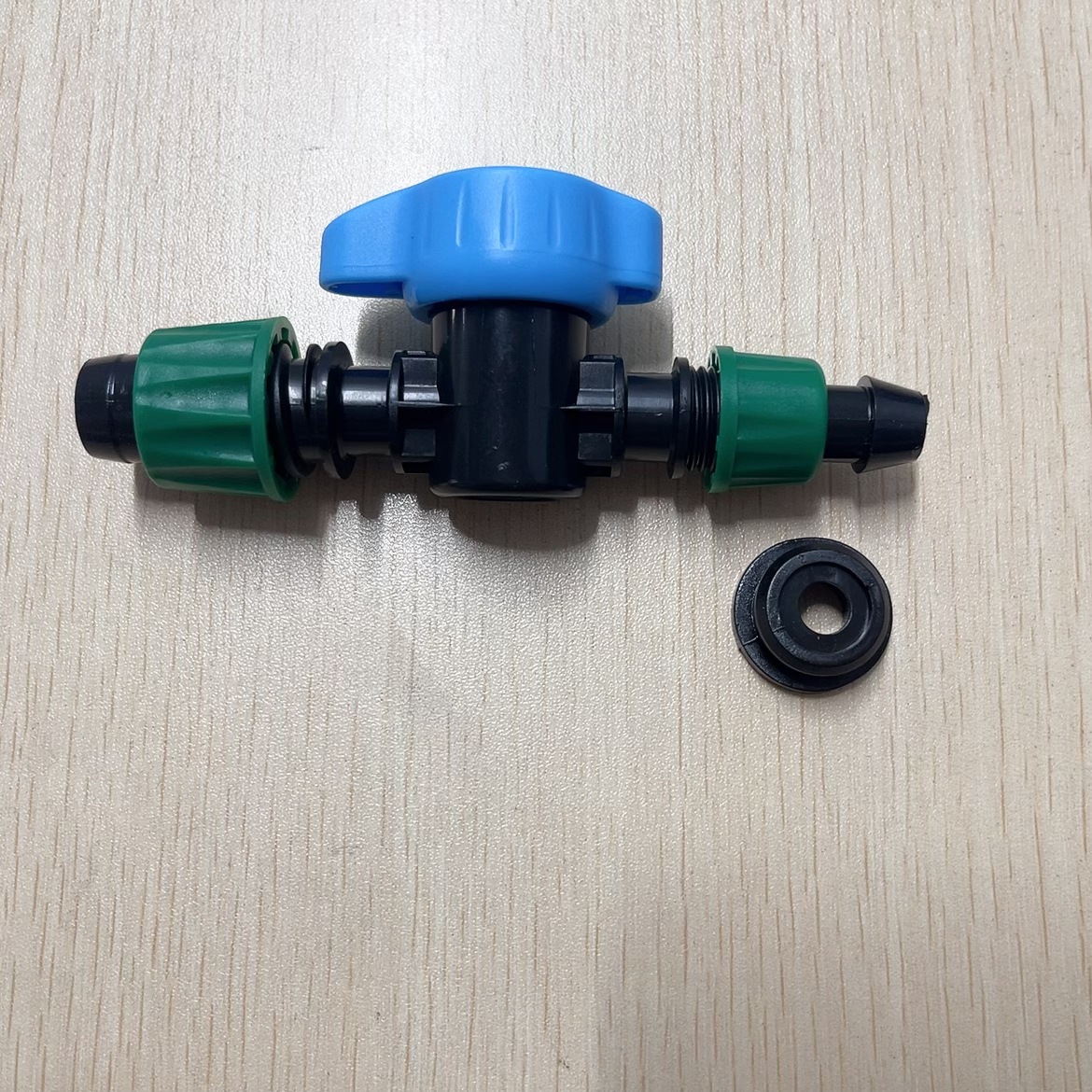 Nuevo mango azul 16 riego por goteo con doble tapa de bloqueo válvula de derivación con interruptor de válvula de válvula de parche tipo correa de riego por goteo negro