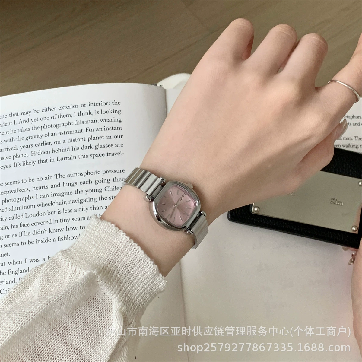 Quartz women's watch, simple elegant design, light-luxury style, multiple dial colors