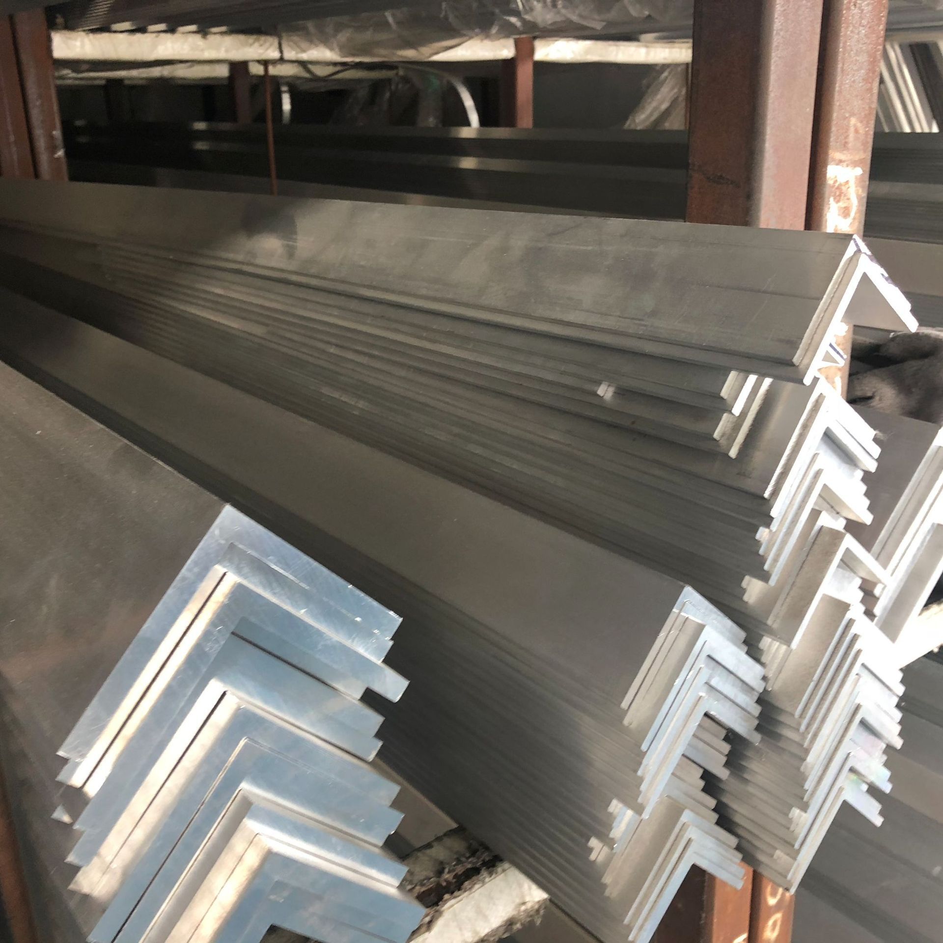 广东现货直销热镀锌万能角钢30*30镀锌万能角铁40*40带孔角铁冲孔