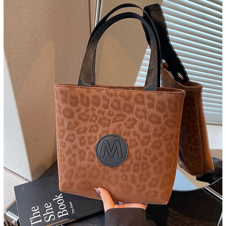 Women's vintage commuter fashion handbag, new bucket bag, color-blocking simple casual handbag, lunch box bag Women's vintage commuter fashion handbag, new bucket bag, color-blocking simple casual handbag, lunch box bag