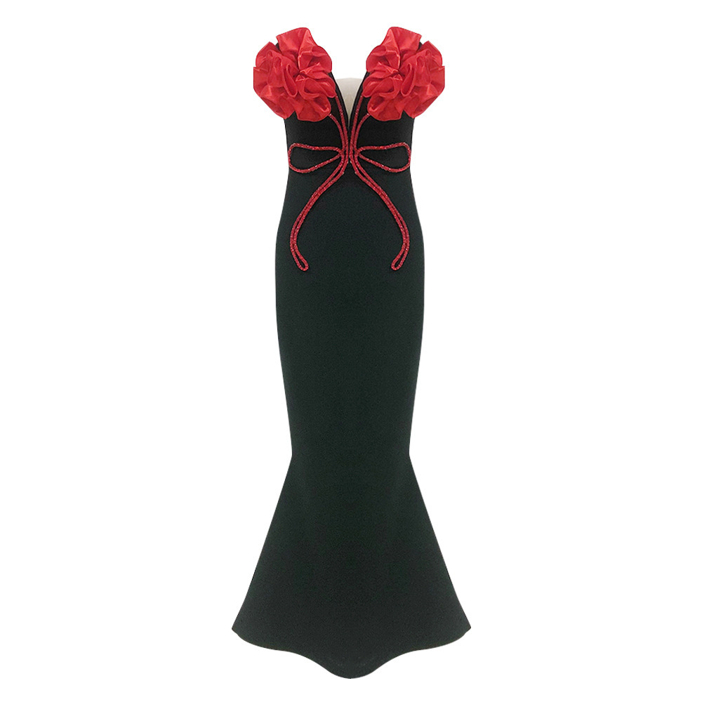 Three dimensional sexy top with cups