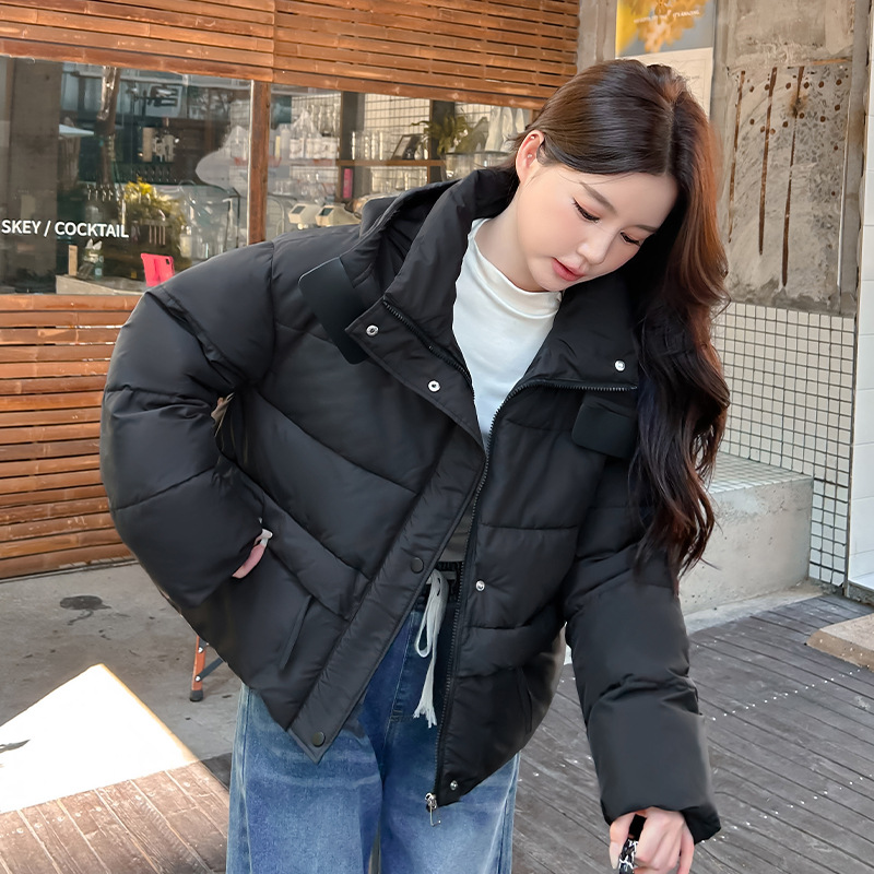Productos europeos cortos de pluma de algodón mujer 2025 nuevo invierno explosivo engrosado de alta gama chaqueta de algodón extranjero chaqueta de moda
