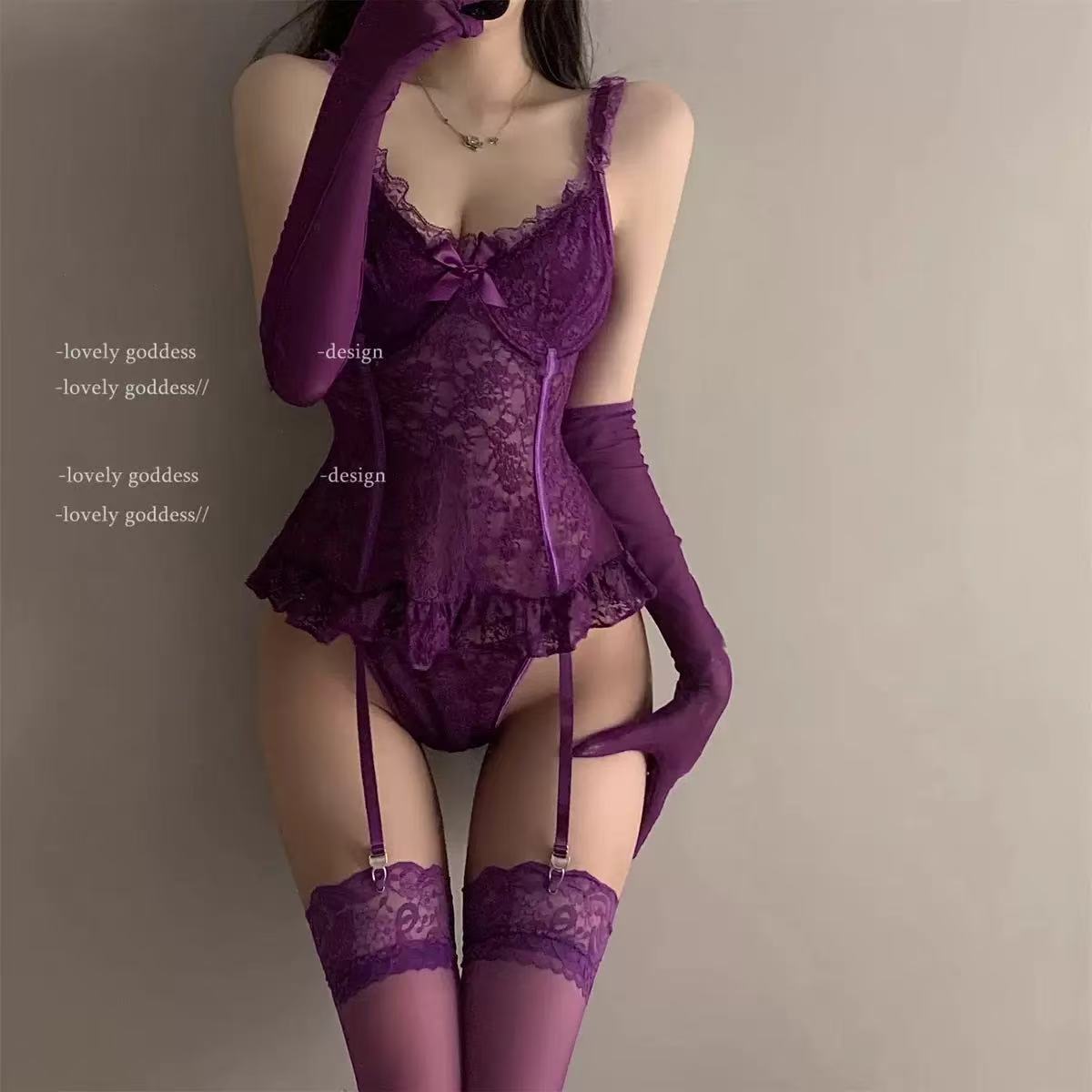 정장 + 보라색 장갑 + 보라색 스타킹