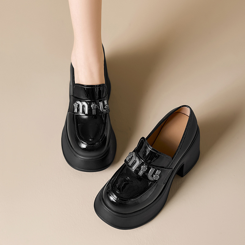 Giày loafer nữ cao gót đế xuồng phong cách Anh quốc, mũi nhọn, chất liệu sơn bóng, gót 6 cm — màu đen, màu trắng ngà