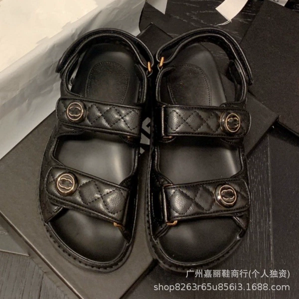 Black round buckle