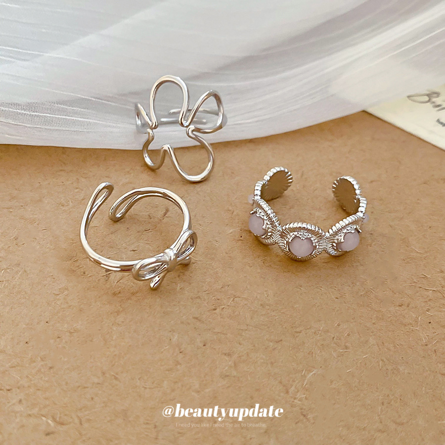 Bague pour femme, ronde, texturée, en résine, ornée d'un nœud papillon et d'une fleur. Design simple et tendance pour l'index._voghion.com