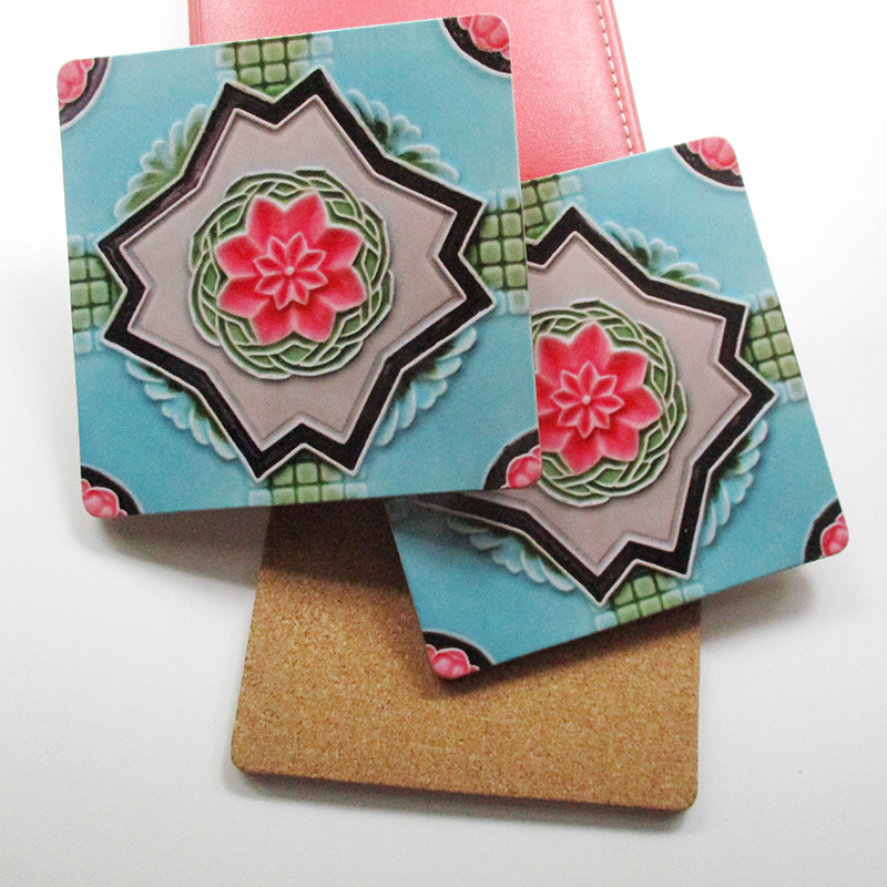 가장자리가 칠해지지 않은 코르크 섬유판