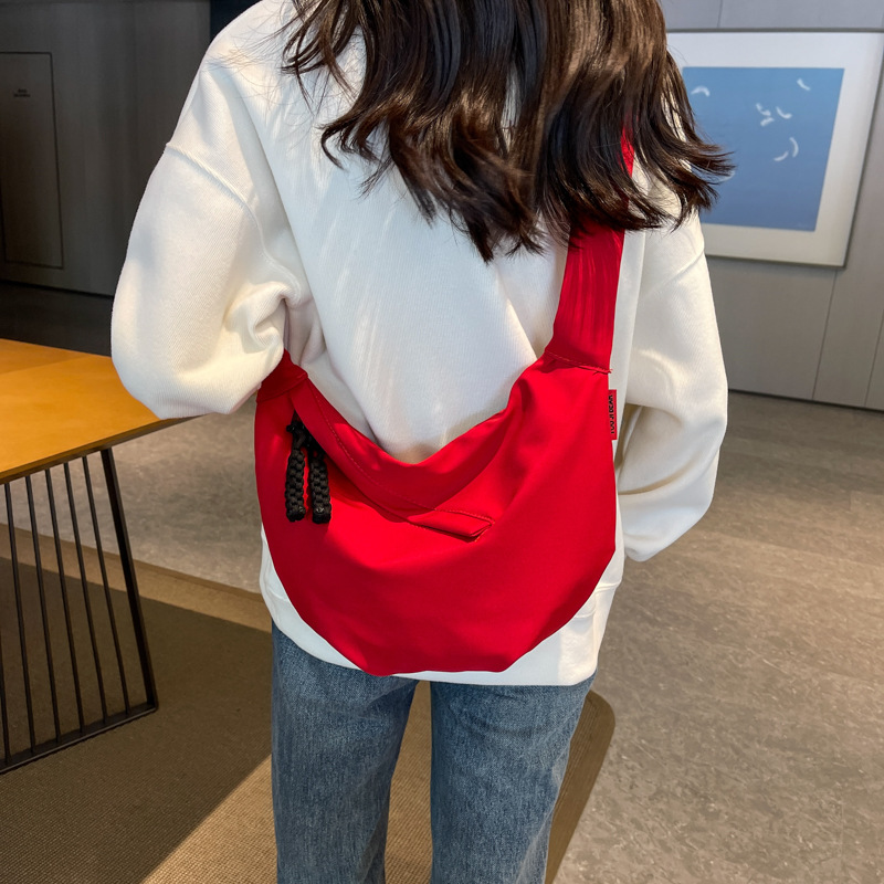 Bolsa de gran capacidad para las mujeres 2023 nueva bolsa de hombro casual estilo coreano color sólido bolsa de mensajero moda estudiante bolsa de nylon dumpling