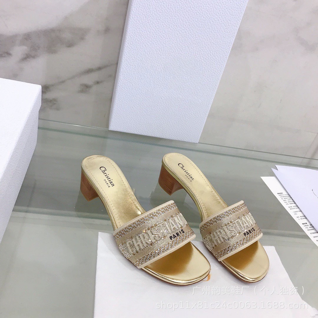 2025 verano D casa pantuflas bordadas mujeres que usan ropa exterior celebridad de Internet playa piel de oveja con zapatillas de diamantes de imitación de tacón medio mujeres