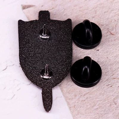 Yaxa sancaqları Shield Enamel Pin