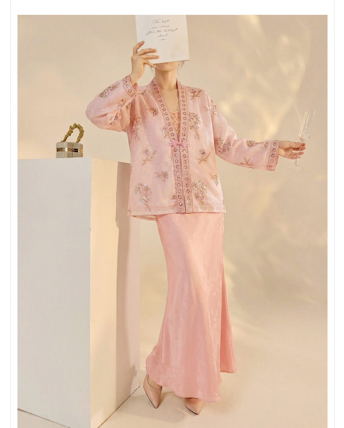 Bộ áo khoác thêu jacquard kết hợp đầm dây lụa phong cách Tân Trung thức — bộ đồ, đầm dây, Áo khoác màu hồng chi tiết 11