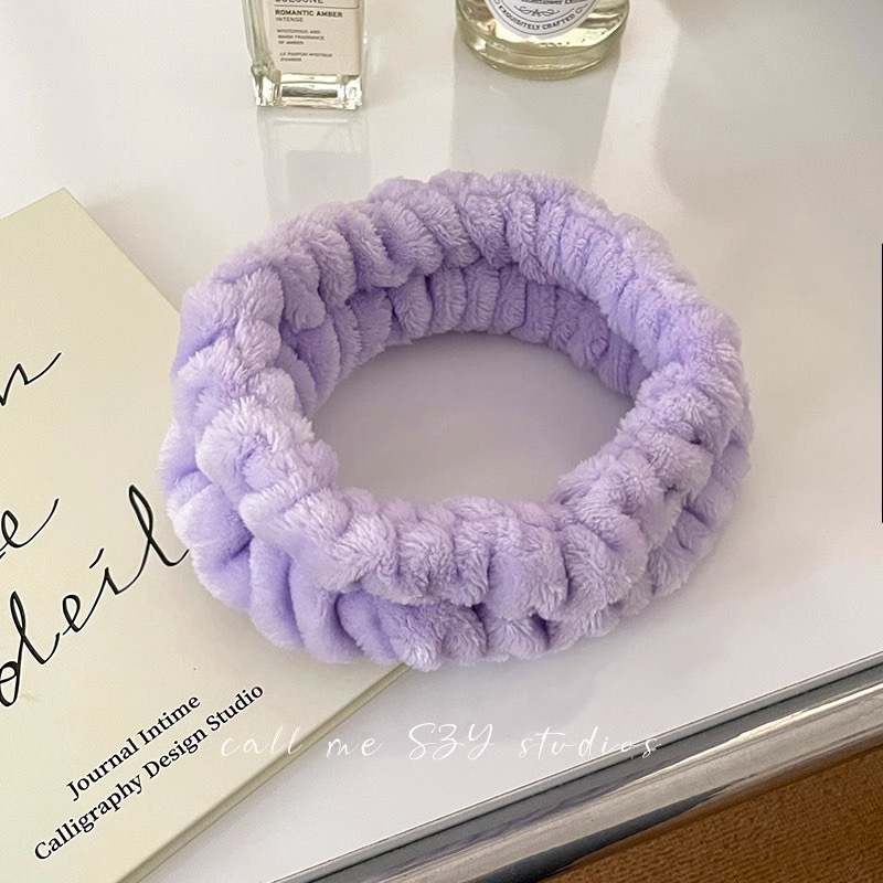 顔を洗って髪を洗って新型の少女の韓国の化粧をつけてマスクの専用のカチューシャをつけます。