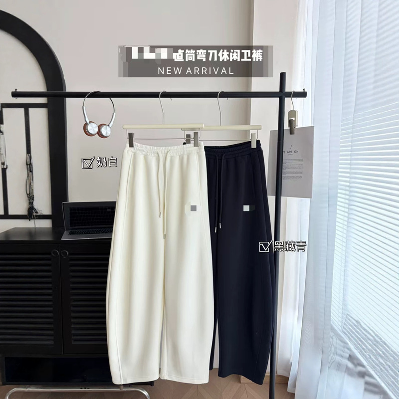 091410 Straight-leg, curved-cut casual sweatpants 091410 Straight-leg, curved-cut casual sweatpants