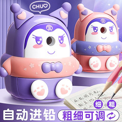 小学生の鉛筆の鉛筆の鉛筆の鉛筆のナイフの手は筆を削ります。