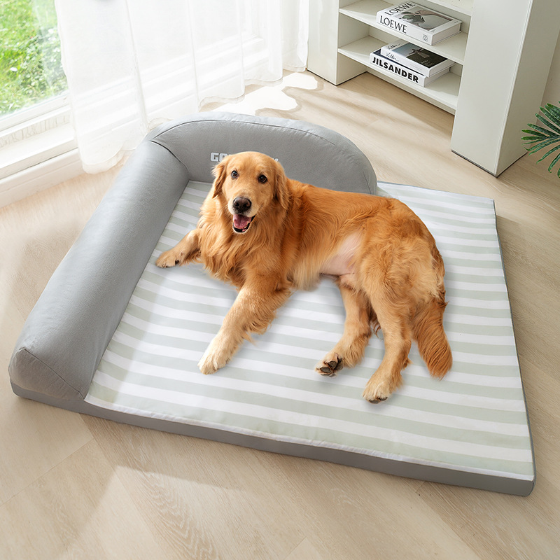 Sofá estriado simple con respaldo para perros grandes con pelo dorado en verano con perros frescos y almohada de cuello alta para mascotas