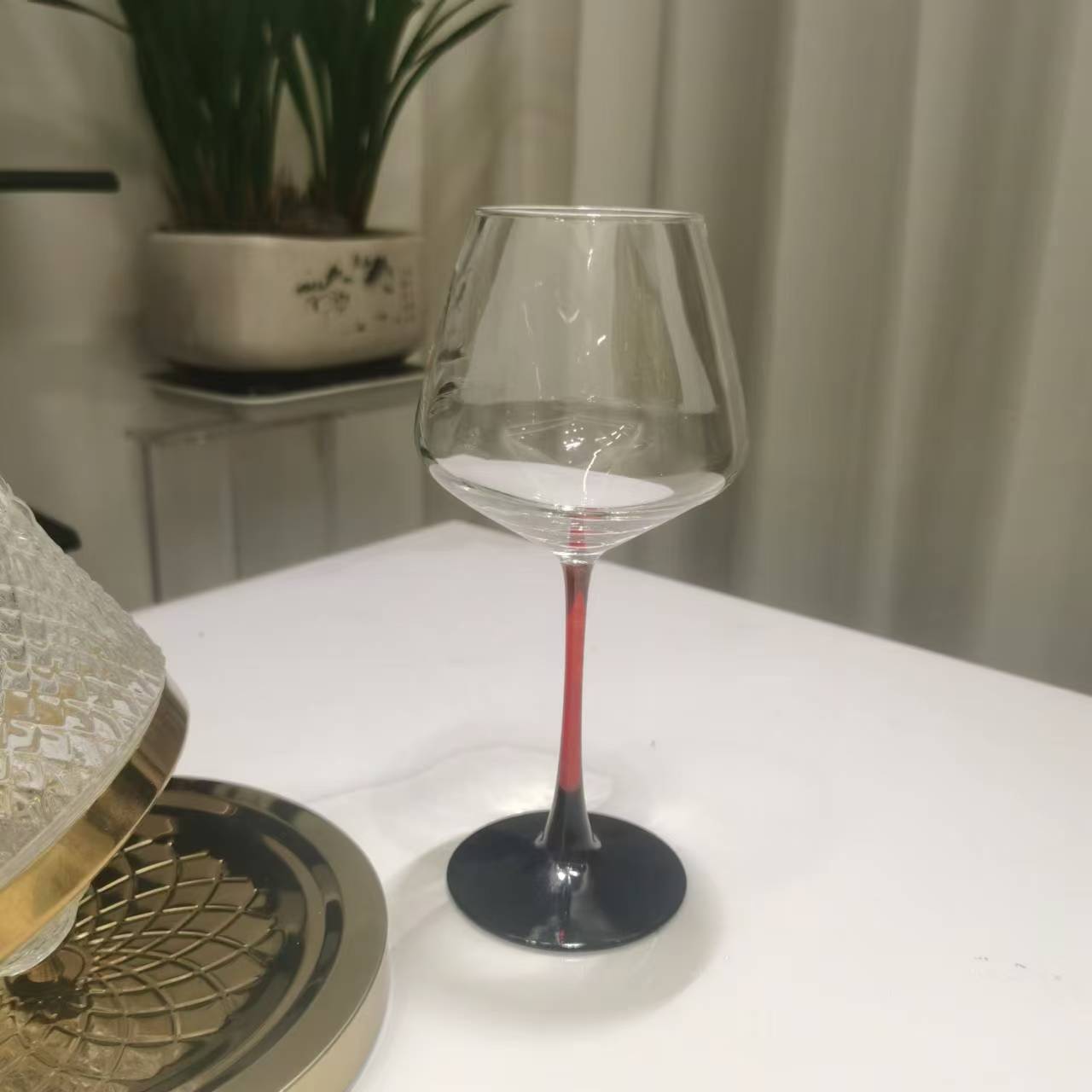 처리 가능한 레드 와인 유리 레드 로드 블랙 하단 고급 콜드 컷 와인 유리 레드와 블랙 고블릿 빅 벨리 컵