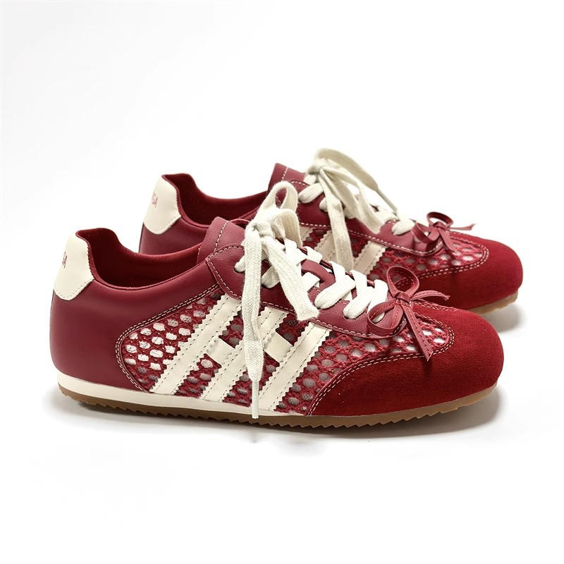 Los primeros zapatos casuales deportivos de cuero con superficie de malla transpirable estilo antiguo y explosivo para mujer 2025 verano nuevo estilo ligero y plano zapatos de red de entrenamiento alemán