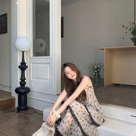 法式甜美穿搭蕾丝花边拼接蛋糕裙夏季小众显瘦长款碎花吊带连衣裙