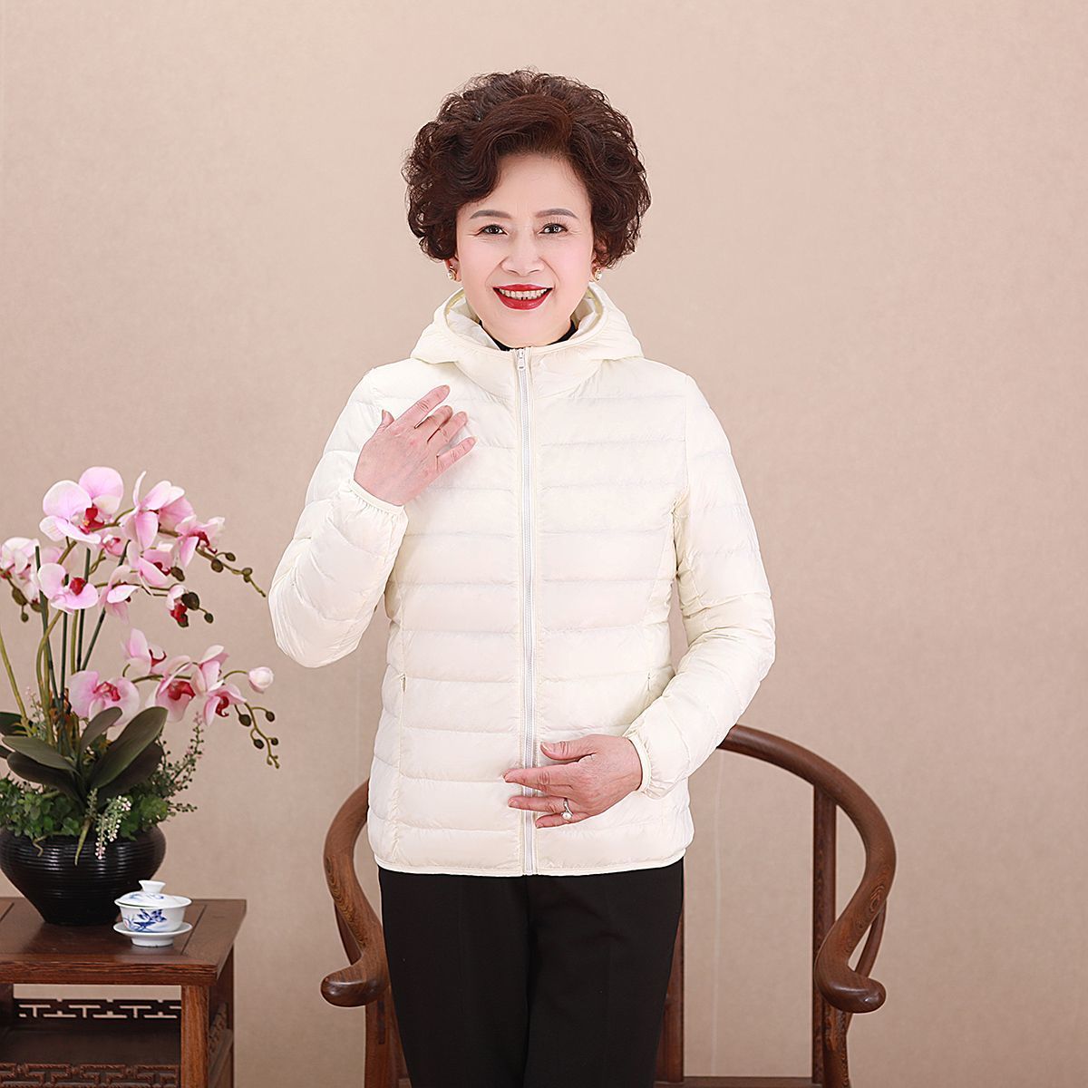 Chaqueta de pluma transfronteriza ligera y delgada nueva dama de mediana edad madres con chaqueta corta con capuzas más grasa MM gruesa