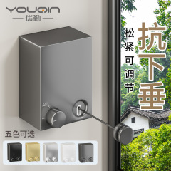 目に見えない物干し紐が収縮して洗濯物を干します。