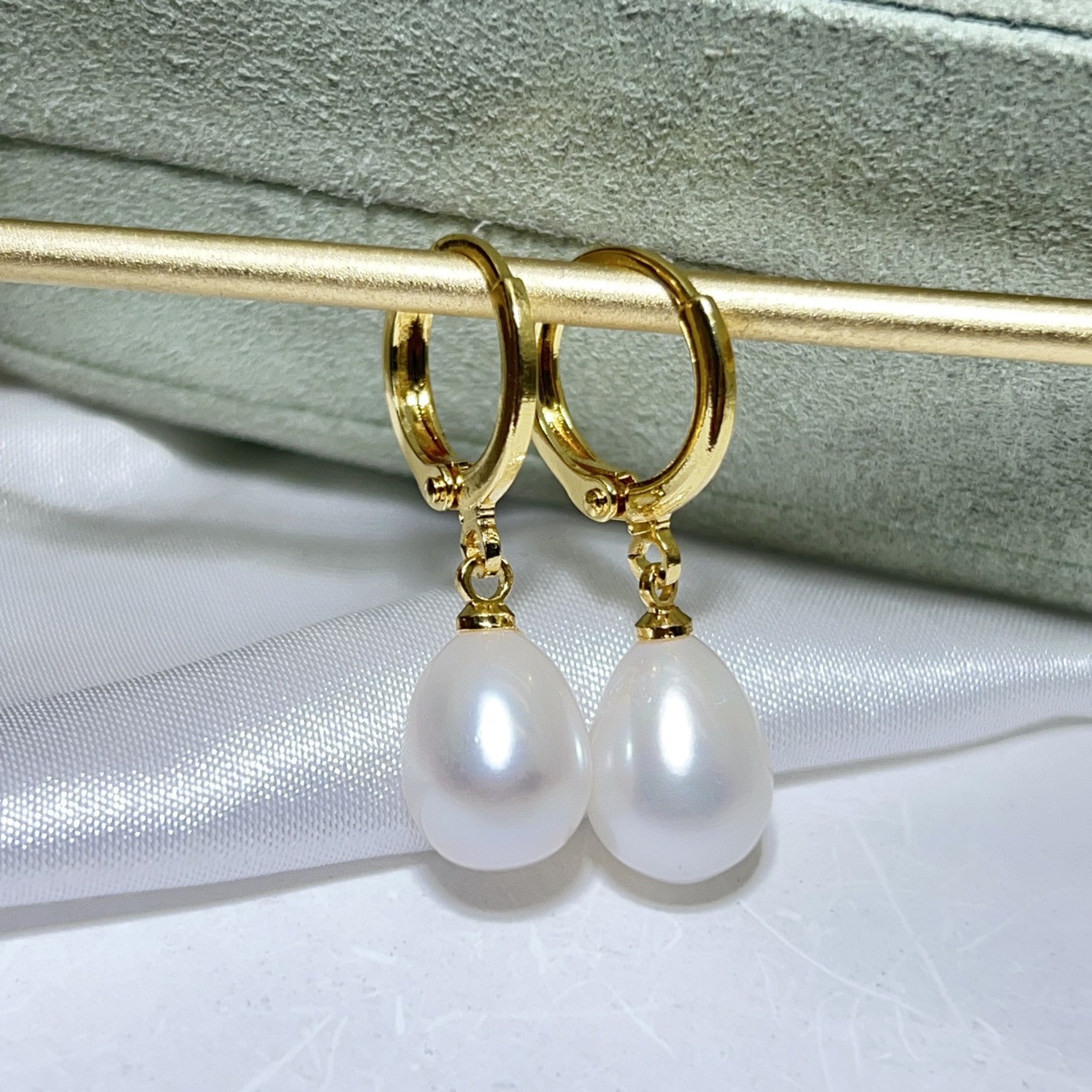 Rice-shaped teardrop natural freshwater pearl earrings, simple Korean style smooth earrings, versatile diamond-shaped earrings for women.