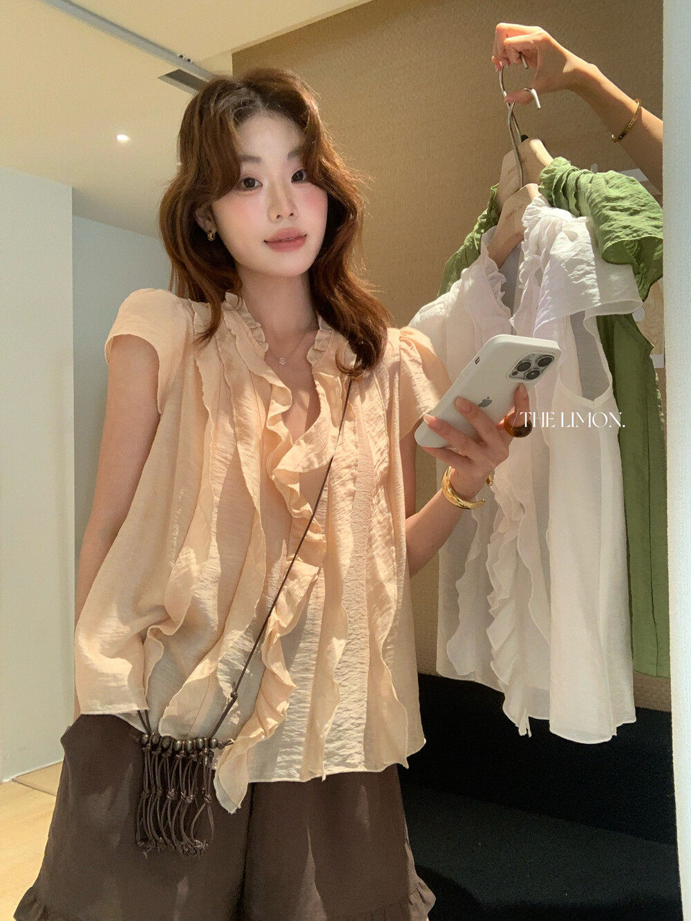 Áo sơ mi nữ tay ngắn cổ V phối ren xếp tầng chất liệu linen pha sợi tre — màu trắng, Bột cam, xanh lá cây chi tiết 34