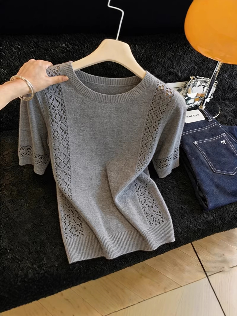 Áo thun nữ cổ tròn tay ngắn, chất liệu cotton thoáng mát, kiểu dáng đơn giản — màu xám đậm